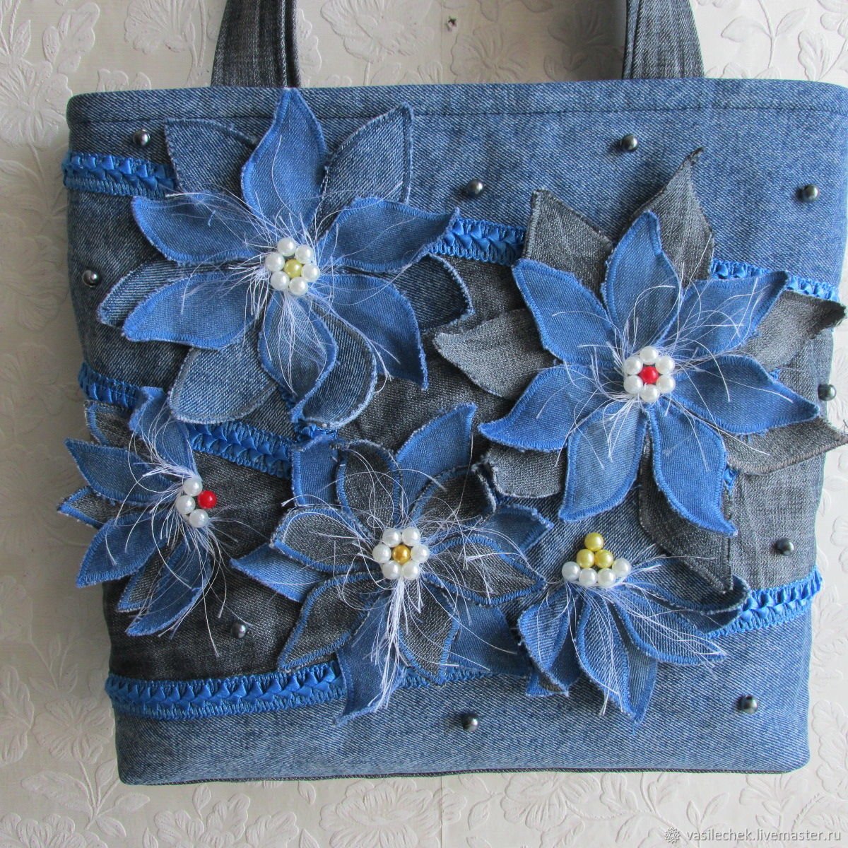 Цветы на джинсовой сумке
