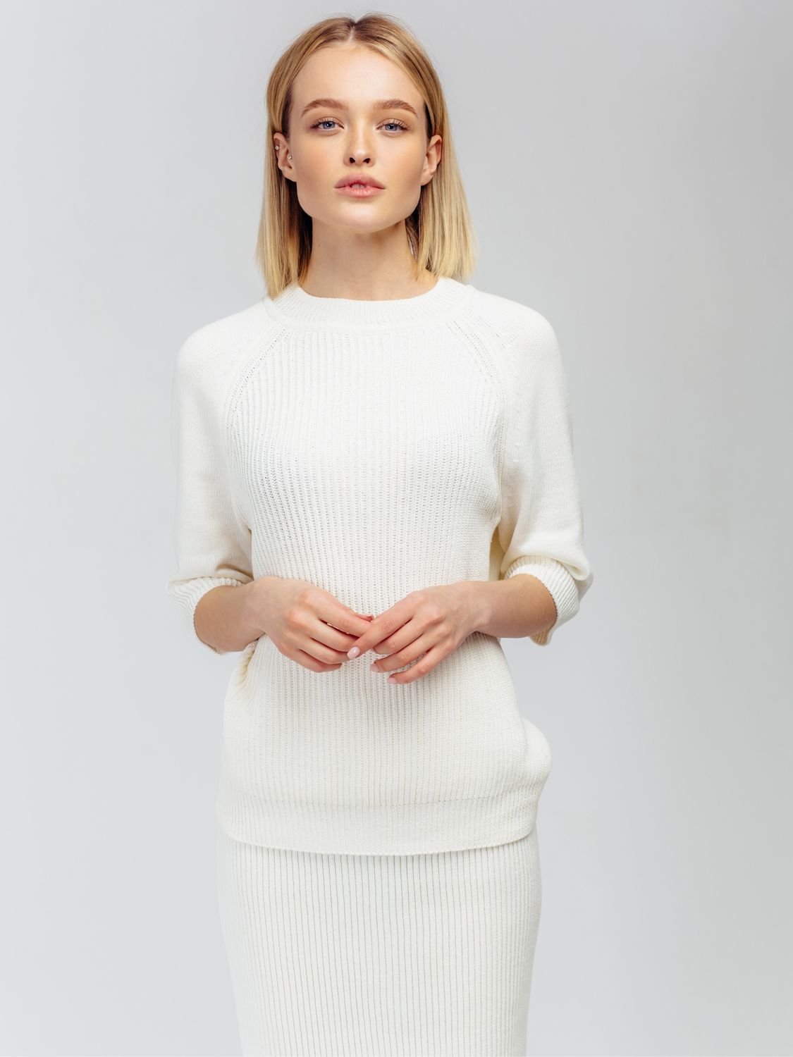 Белый пуловер женский