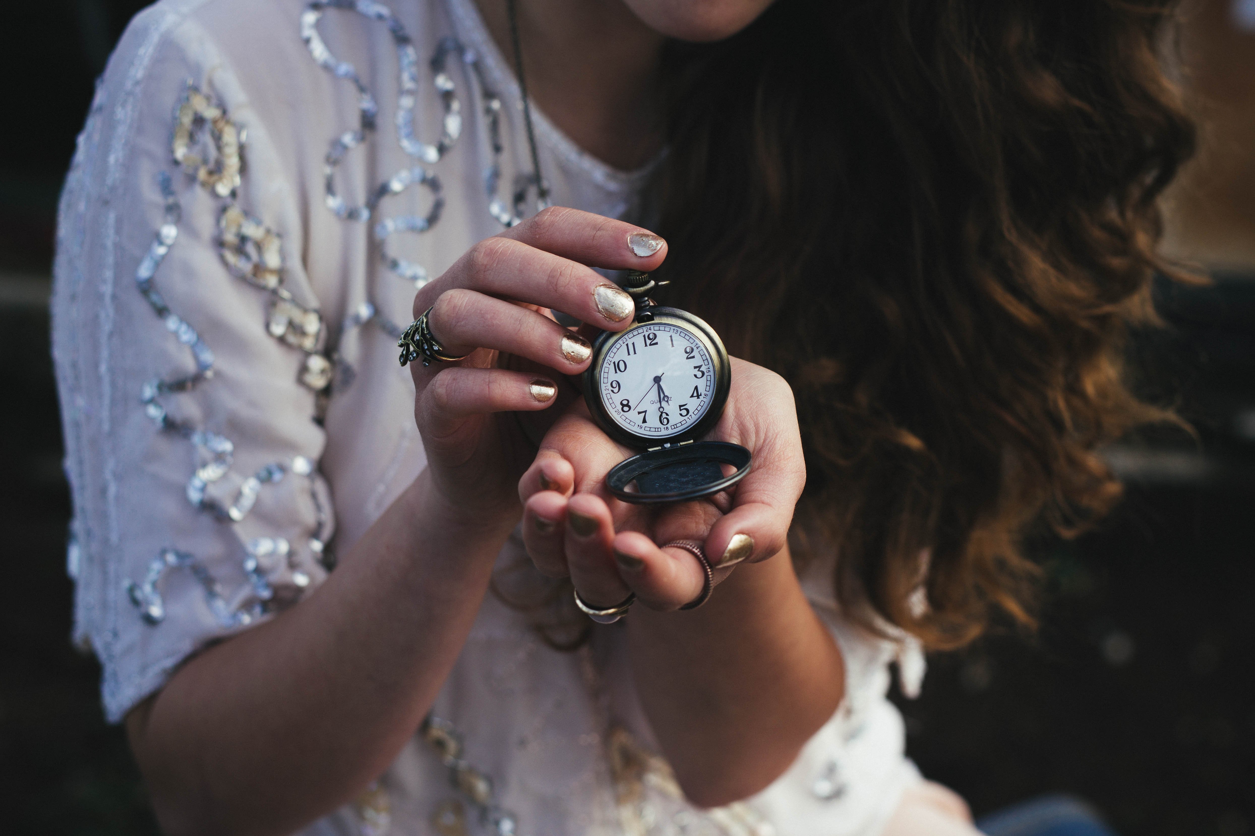 Постоянно смотрю на часы. Часы на руке. Девушка с часами. Фотосессия с часами. Человек часы.