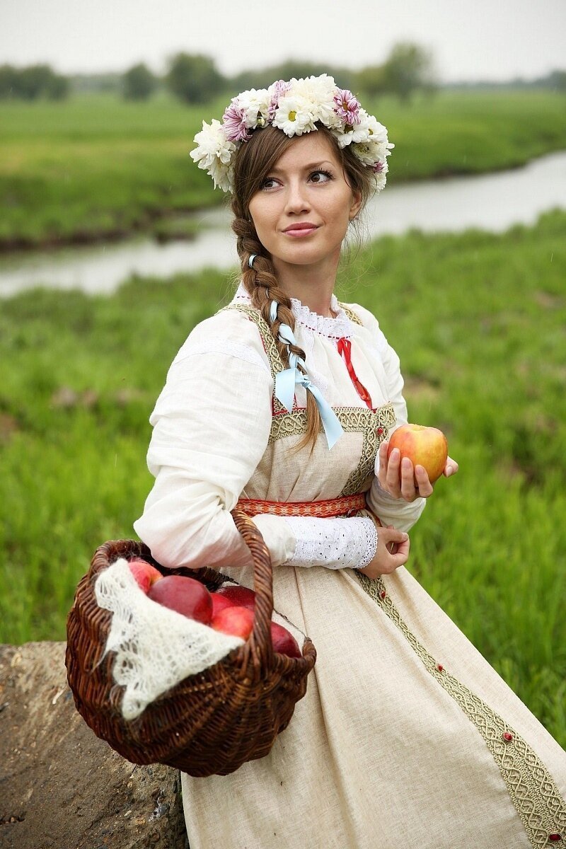 Русские красавицы в народных костюмах