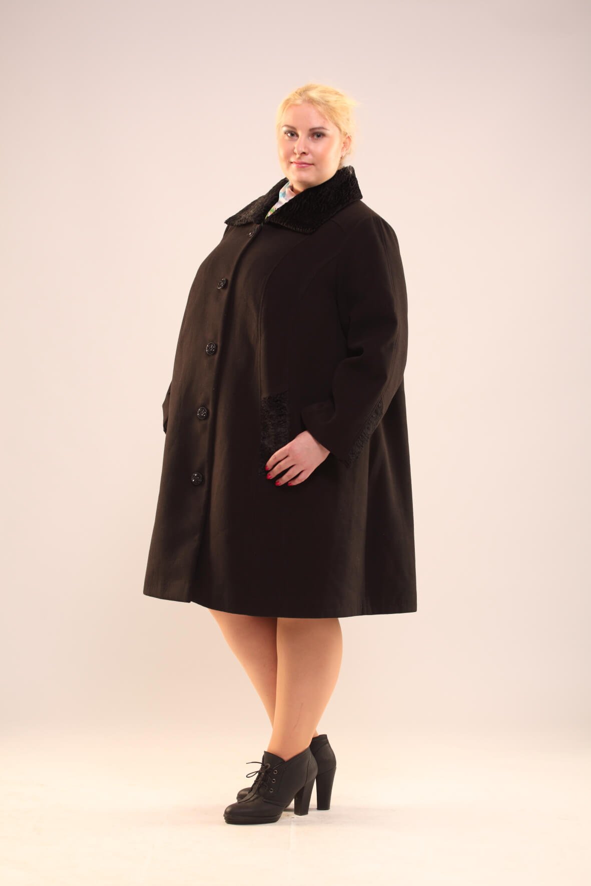 Пальто женское 56 размер купить. Полупальто для полных женщин. Пальто трапеция для полных. Драповое пальто для полных женщин. Чёрное пальто большого размера.