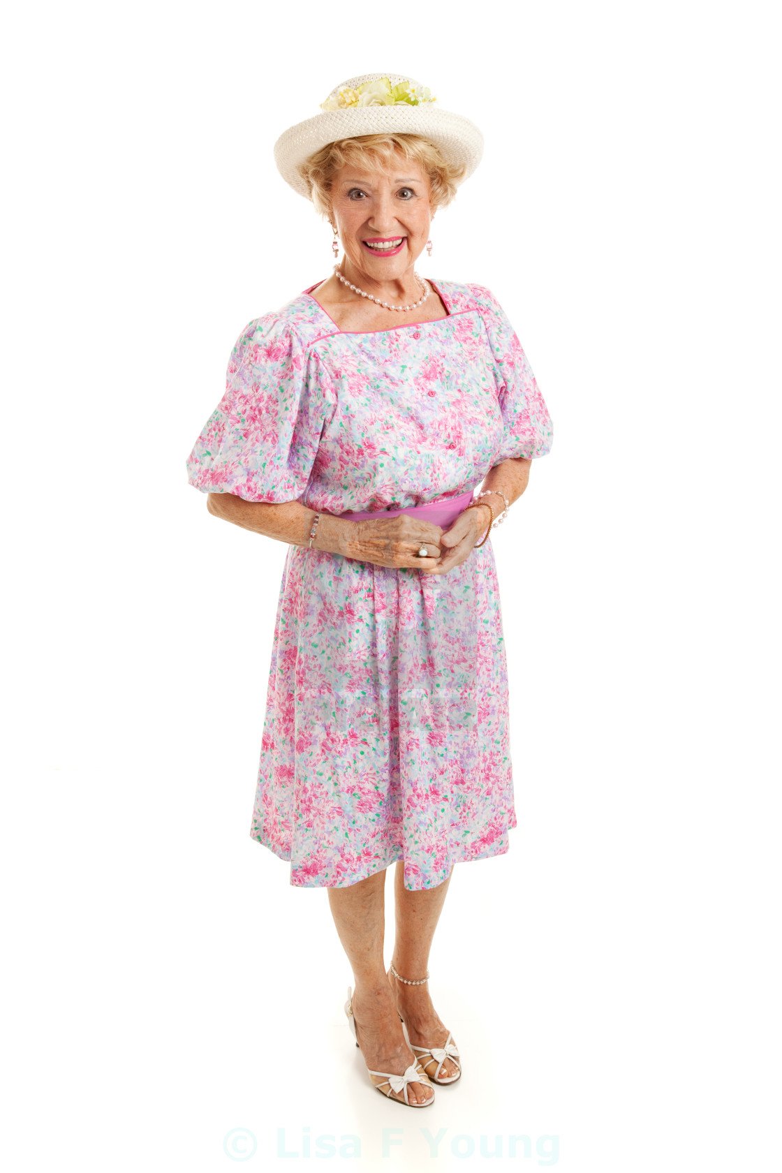 Желто розовый бабушки. Летние платья для пожилых женщин летние. Платья для пожилых. Пожилая женщина в цветочном платье. Летнее платье для пенсионерки.