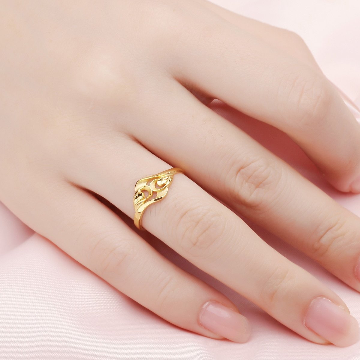 Золотые пальчики. Красивые кольца. Кольцо женское. Золотые кольца для девушек. Кольцо золотое на руке.