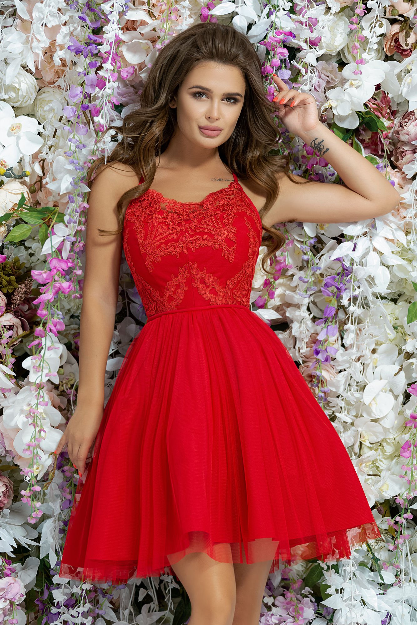 Красивые платья цена. Платье вечернее короткое. Платья вечерный короткая. Красивое красное платье. Девушка в платье красивая.