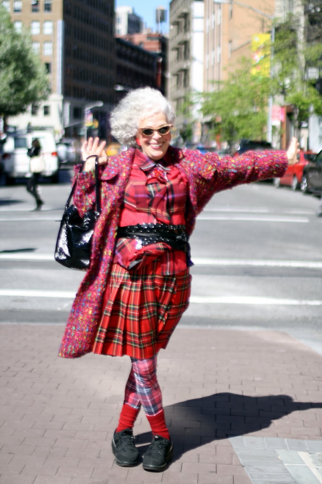Пародии бабушки. Ари сет Коэн. Модные старушки. Модная Старая женщина. Стильные бабушки.
