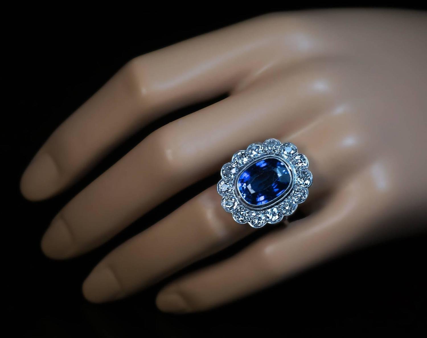 Сапфир на пальце. Сапфир Логан (423 карата). Кольцо перстень с сапфиром и бриллиантами. Кольцо с сапфиром s1ky4900.