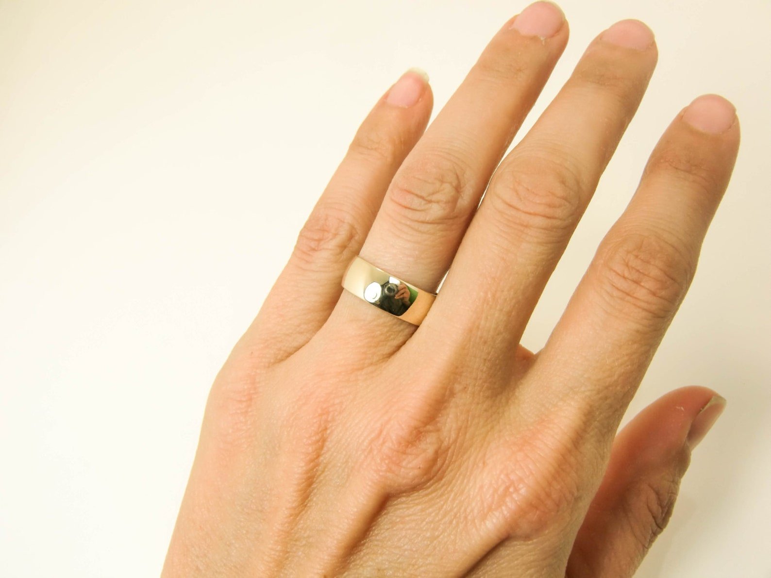 Обручальное кольцо шайба фото на руке