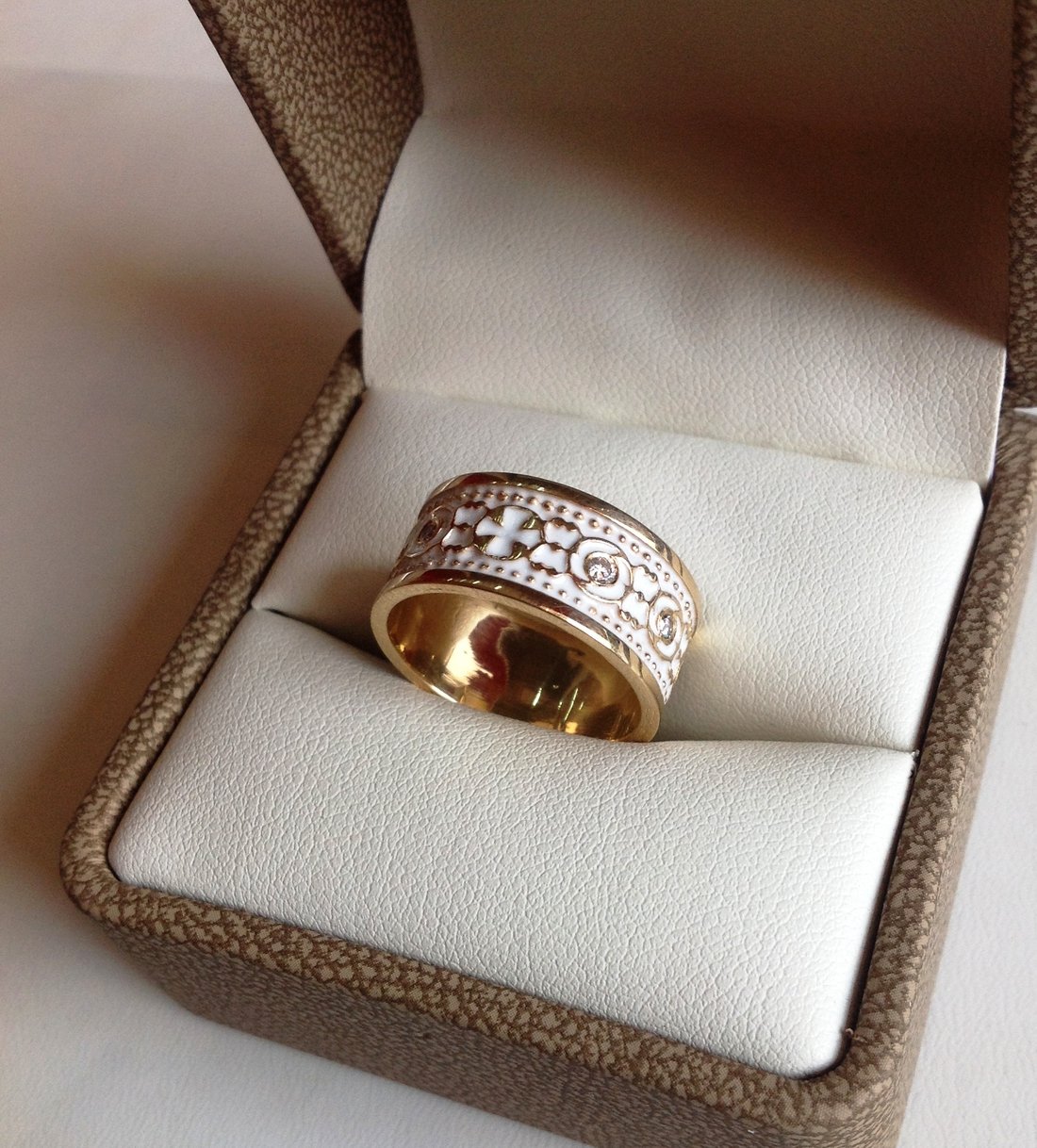 Золотое кольцо подарок. Золотое кольцо для предложения. Оригинальное кольцо для предложения. Оригинальные кольца. Широкое кольцо.