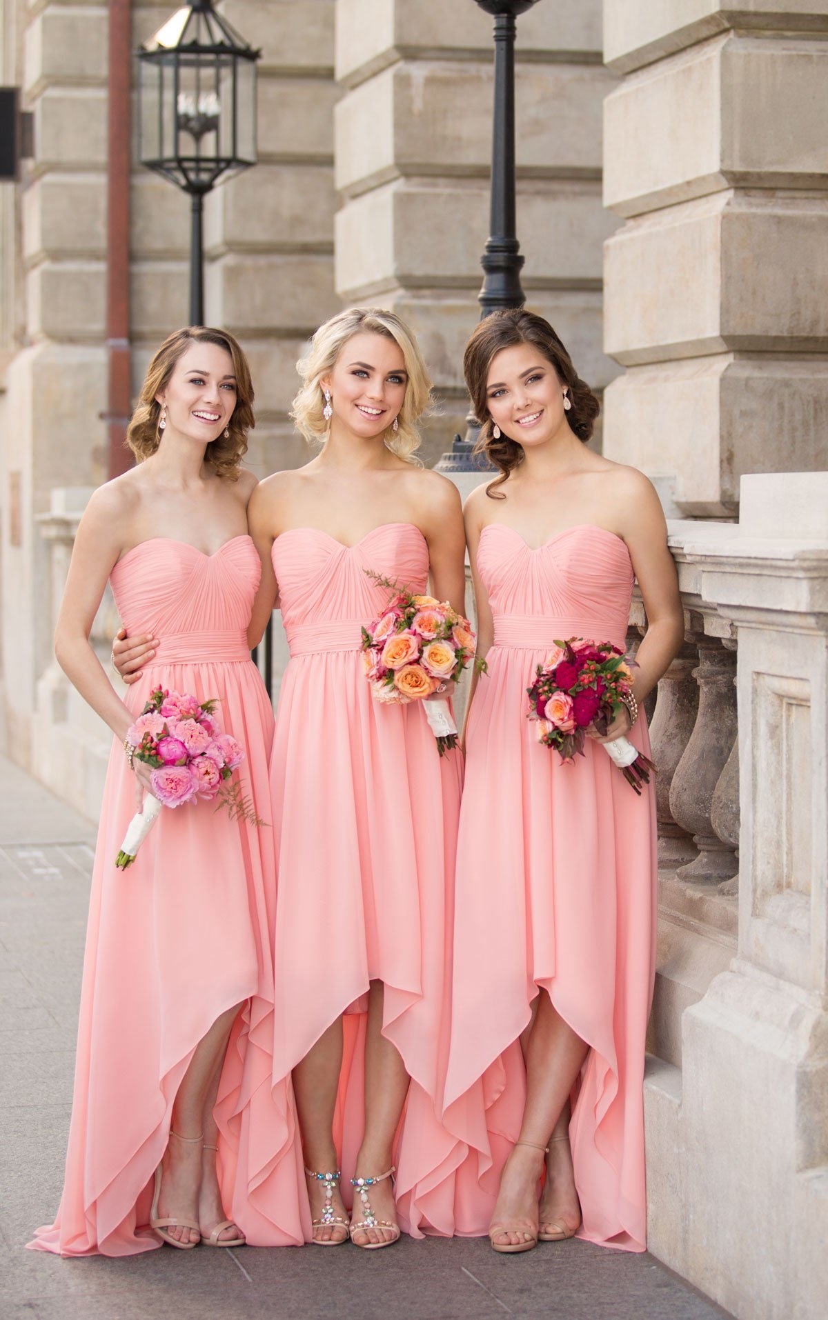 Невесты с подружками в одинаковых платьях