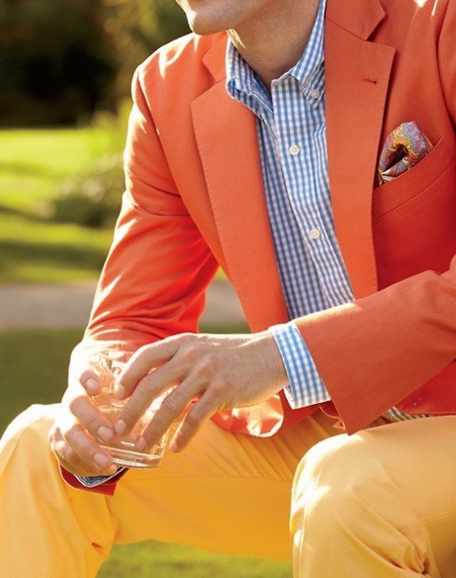 Мужчина в оранжевом пиджаке