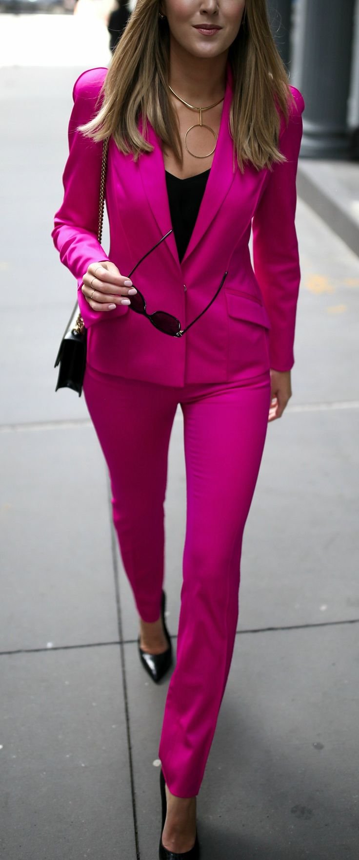 Туфли к розовому костюму. Костюм цвета фуксия. Ярко розовый костюм женский. Пиджак цвета фуксии. Малиновый костюм женский.