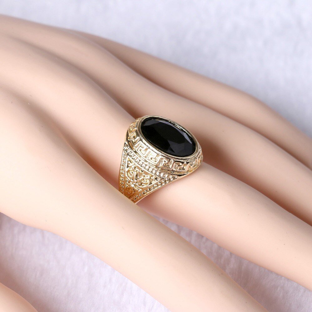 Золотое кольцо с черным камнем женское