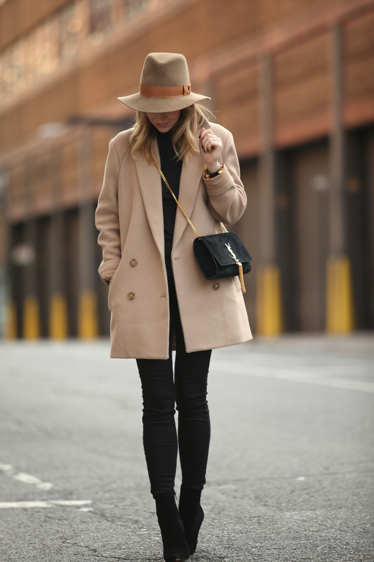 Девушка пальто шляпа
