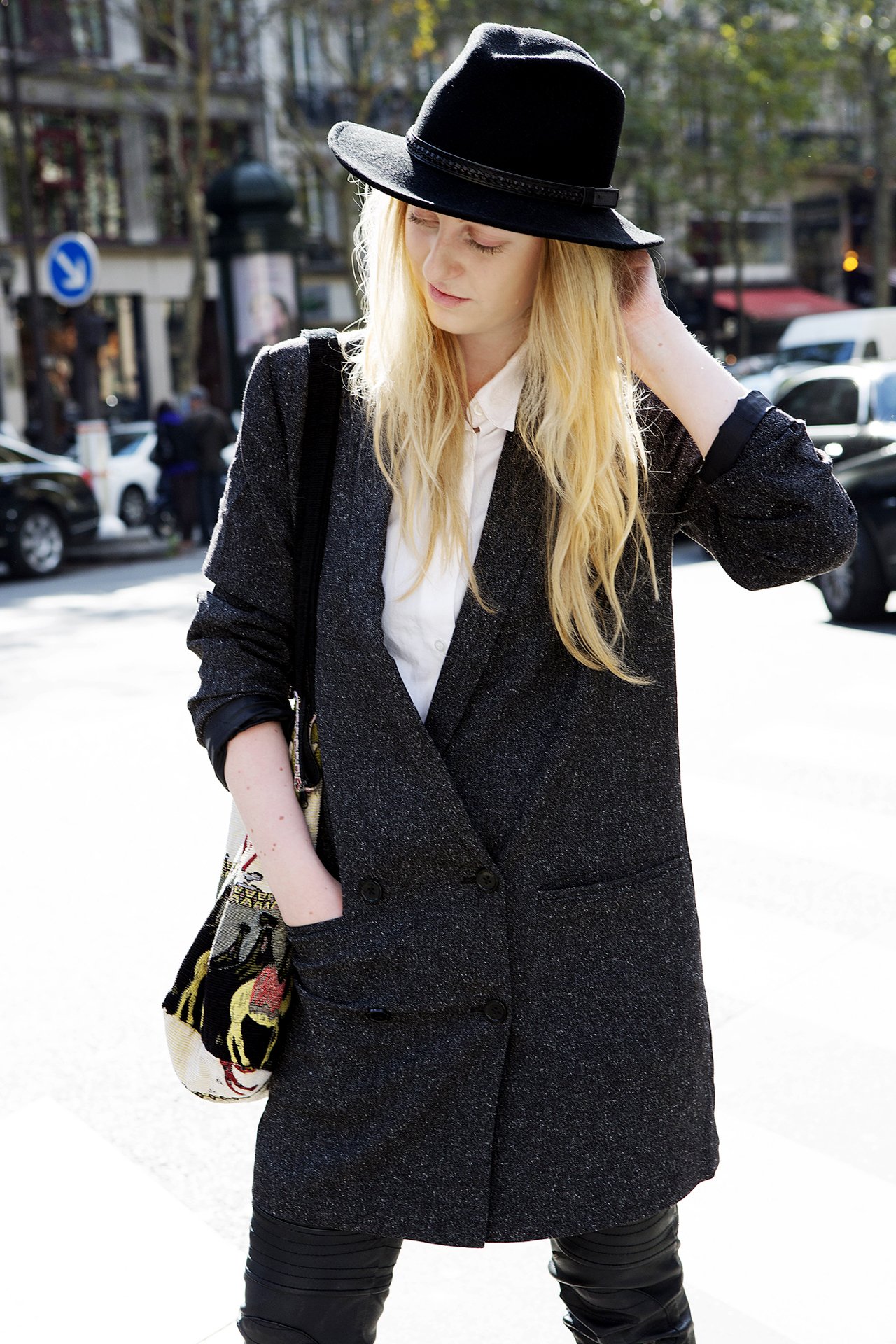 Черное пальто и шляпа. Пальто и шляпа. Шляпа под пальто. Шляпа с пальто женское.