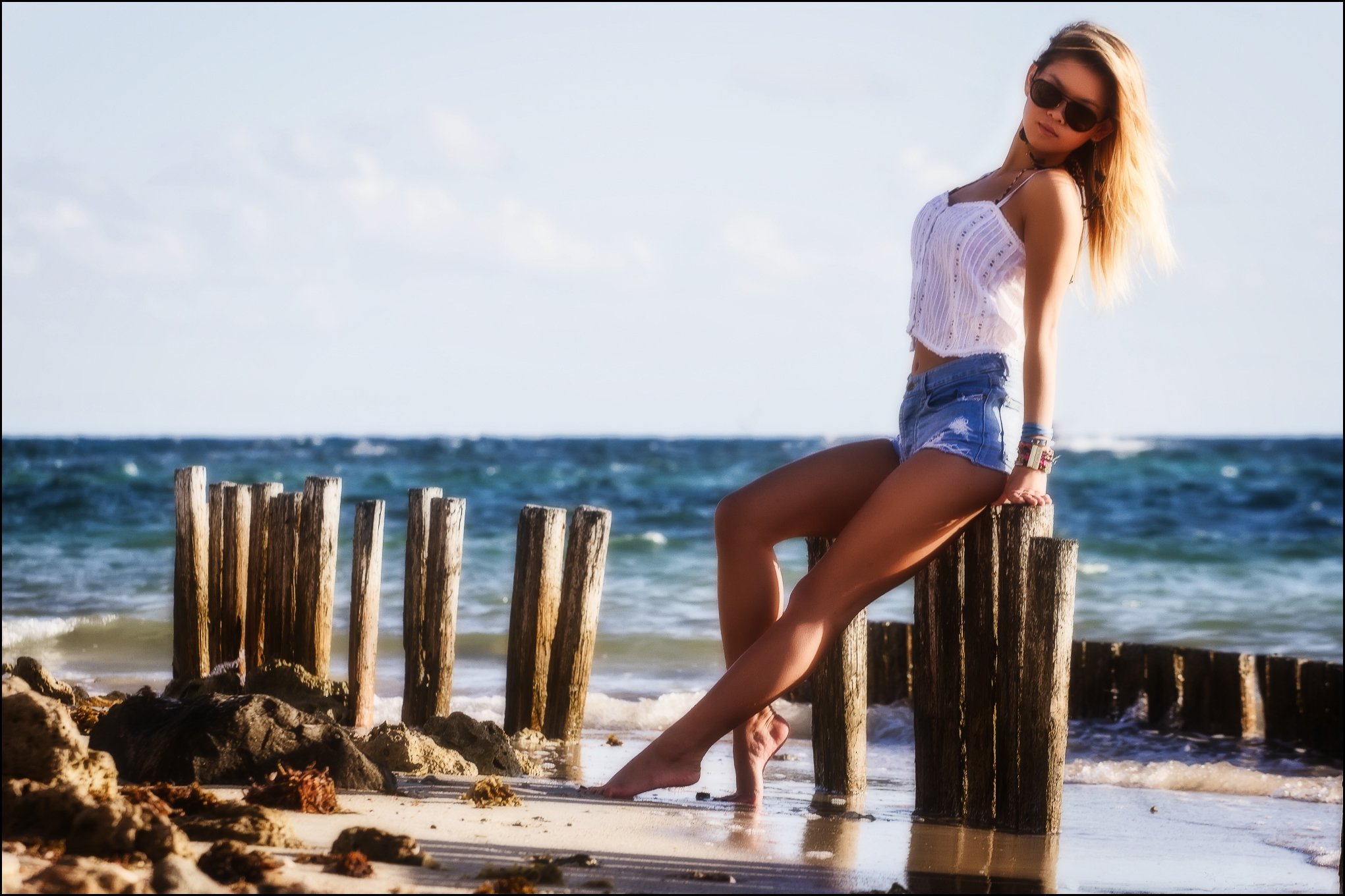 Пока в шортах. Девушка в шортах. Фотосессия на пляже в шортах. Красивые девушки на пляже в шортах. Девушка в шортах на пляже.