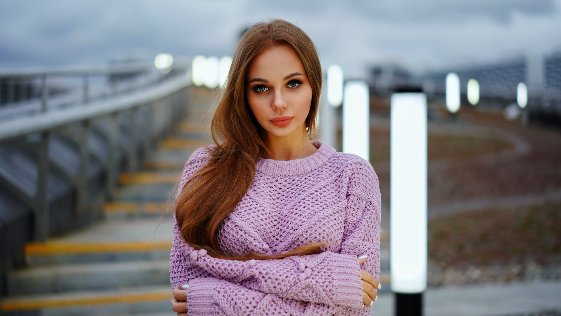 Девушка в длинном свитере