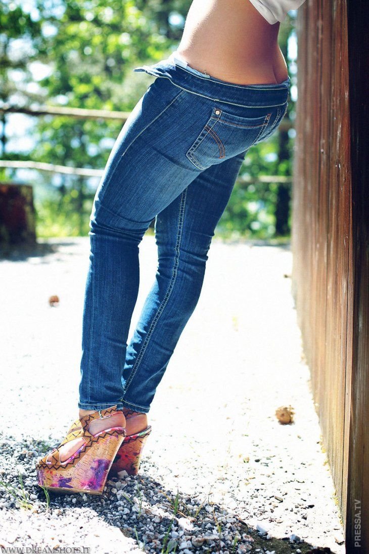 Девушка в джинсах со спины