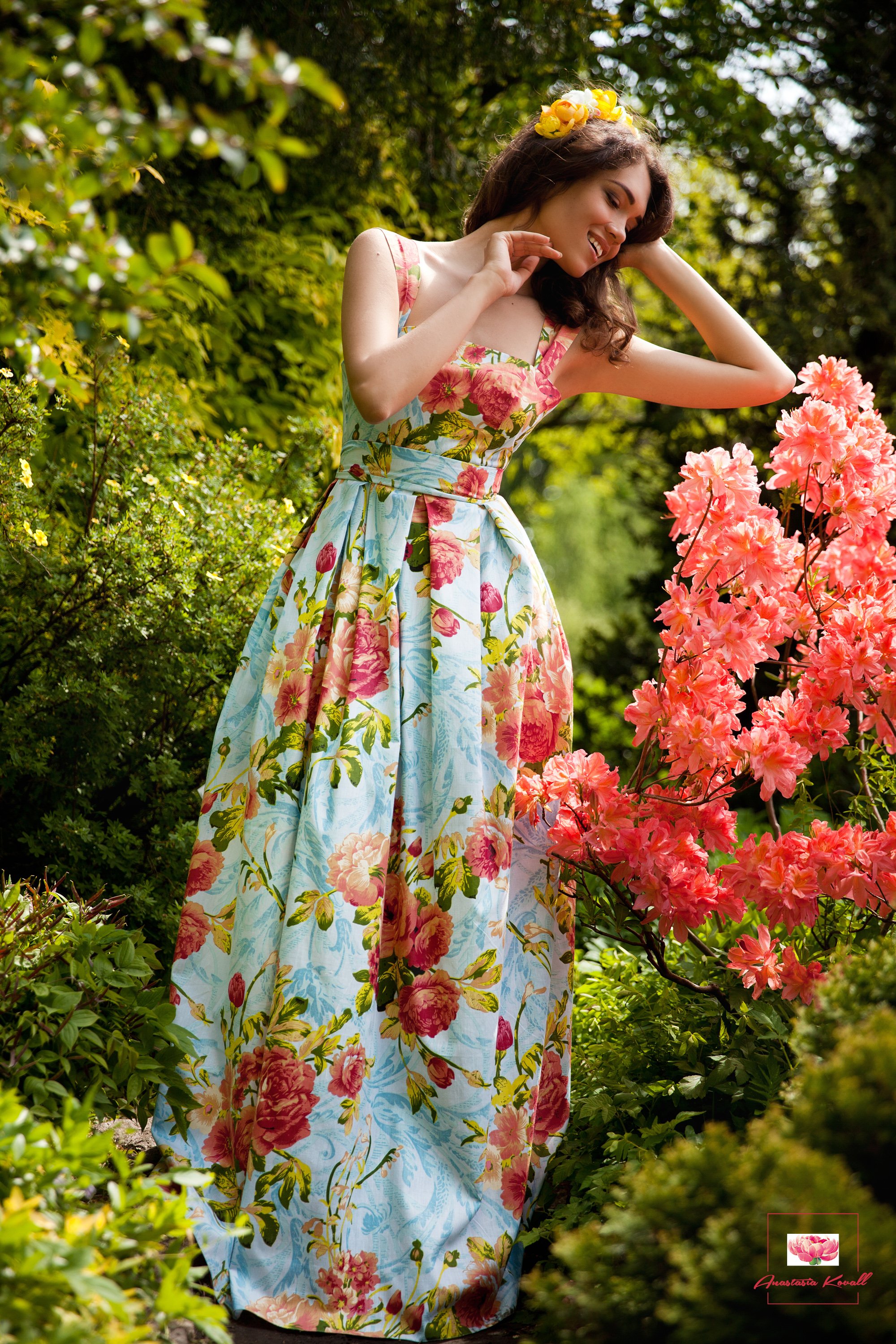 Девушка в цветастом платье