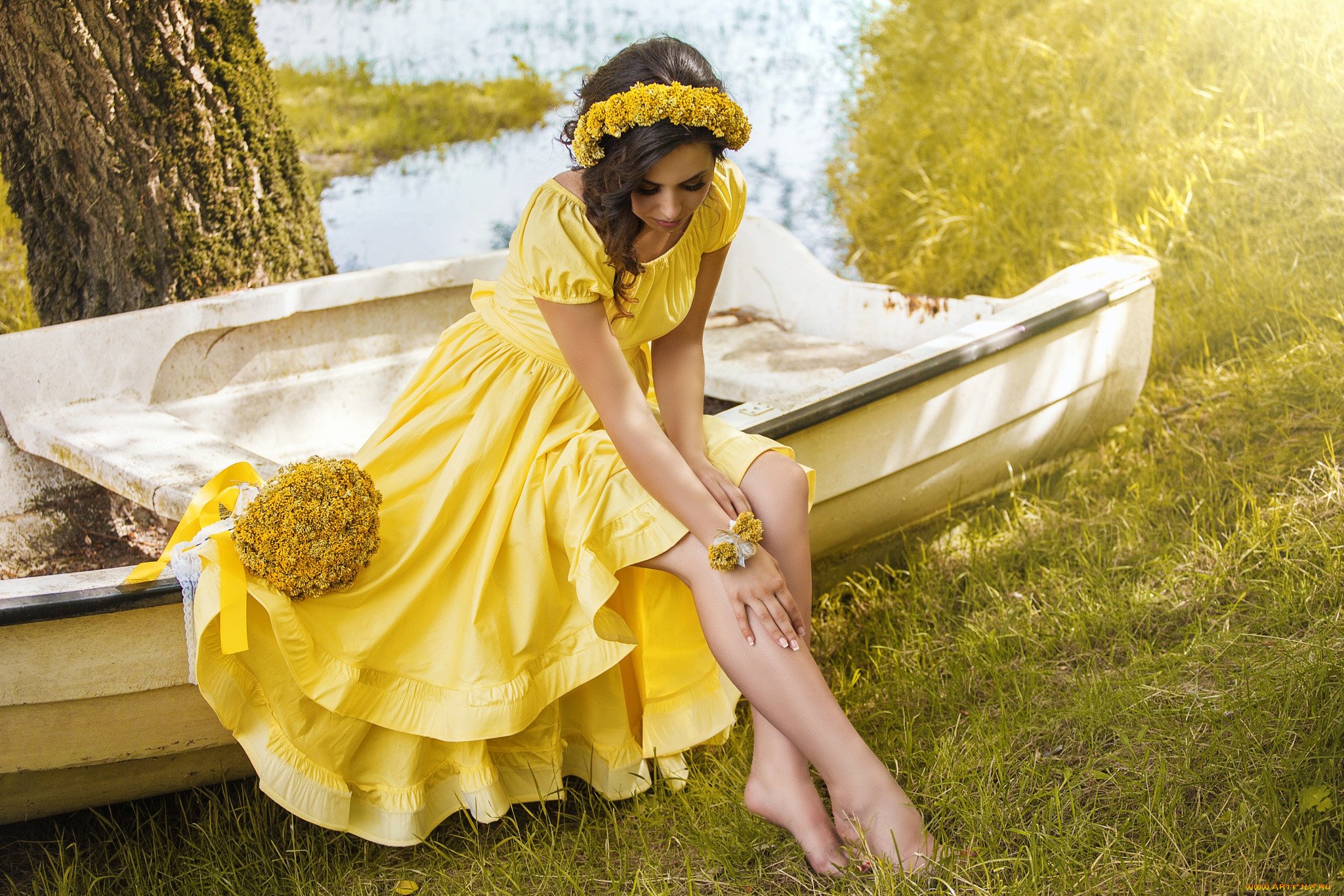 Девушка в желтом платье (92 фото) .