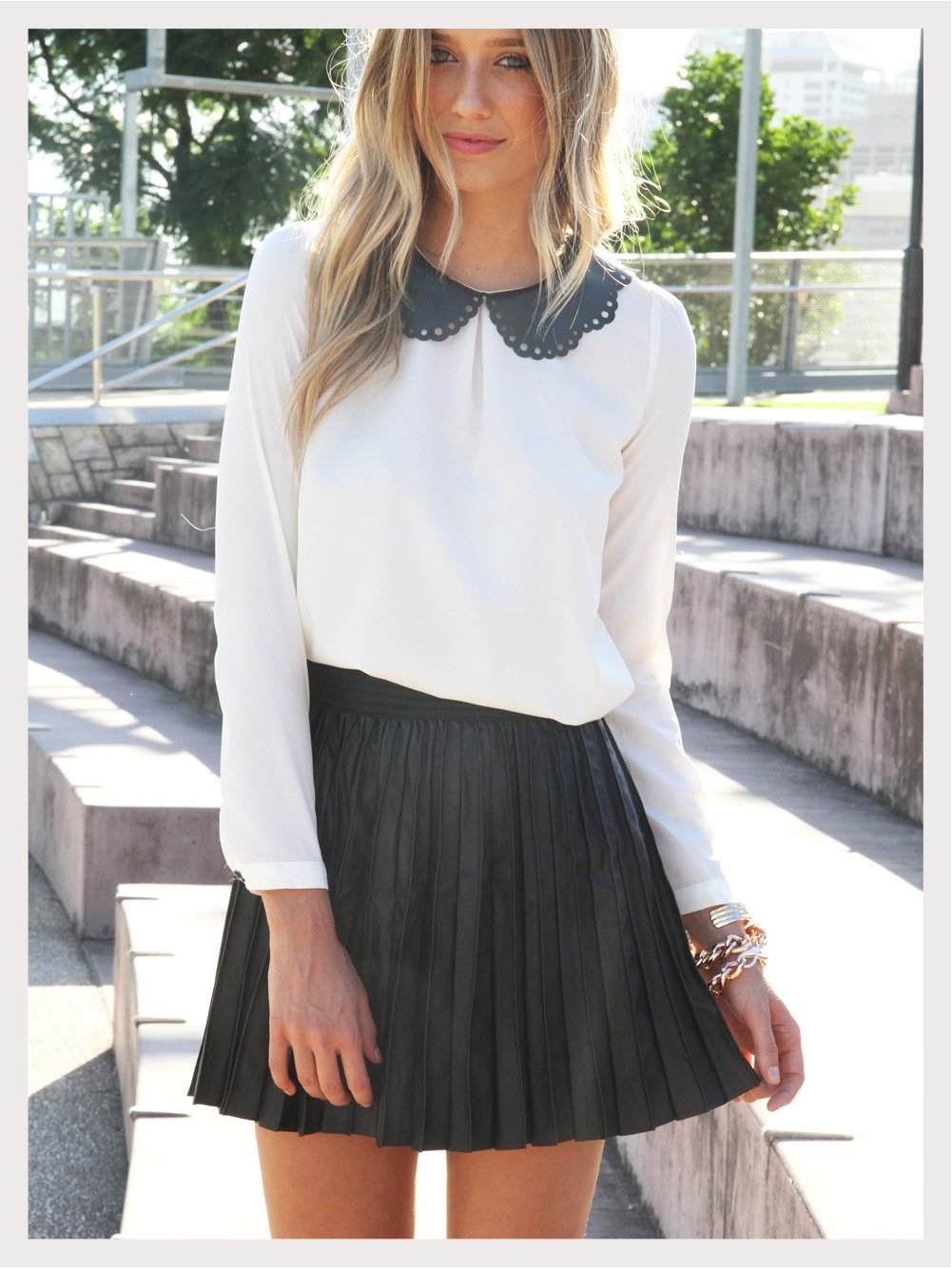 Белая блузка и черная юбка