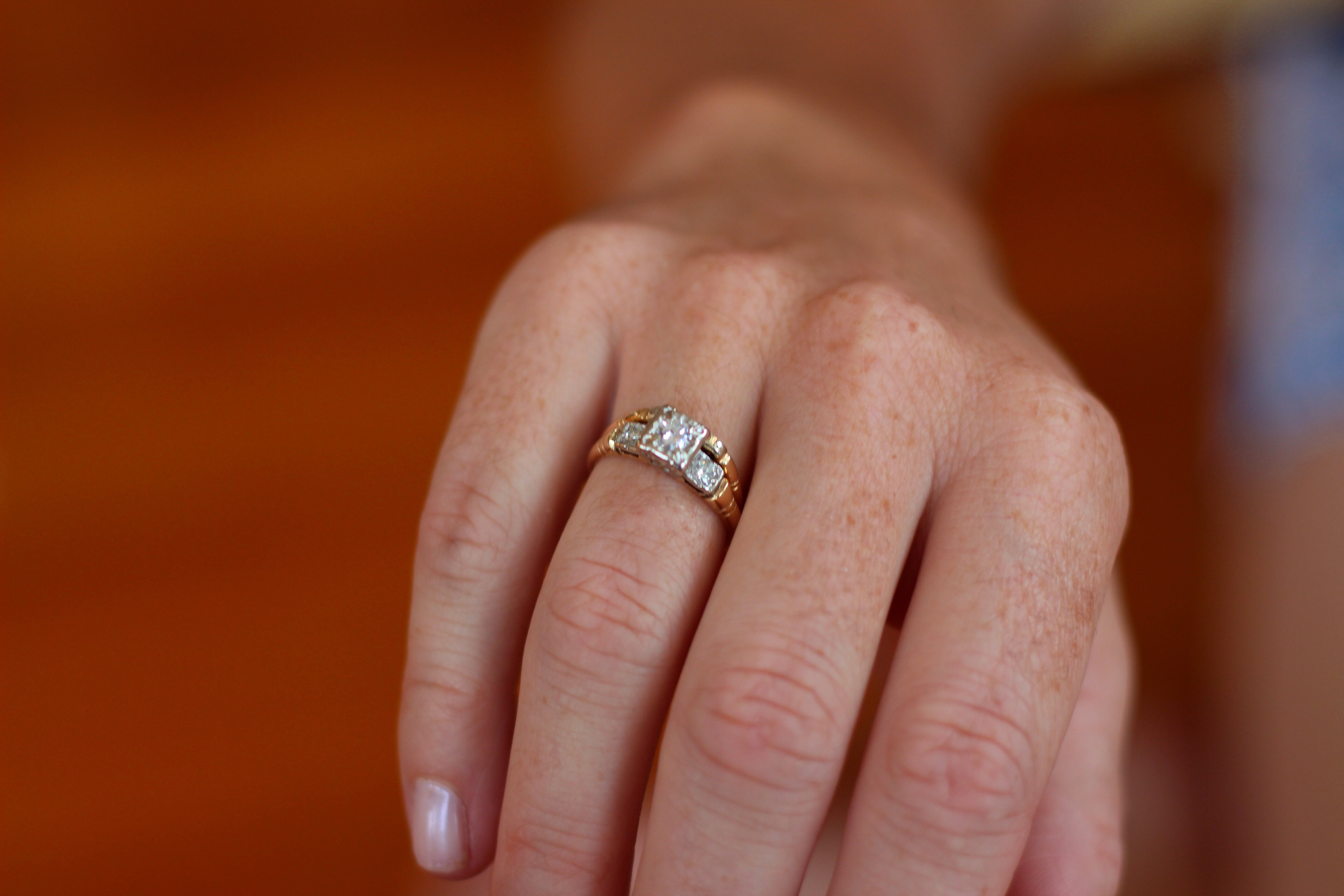 Как правильно носить помолвочное и обручальное кольцо вместе