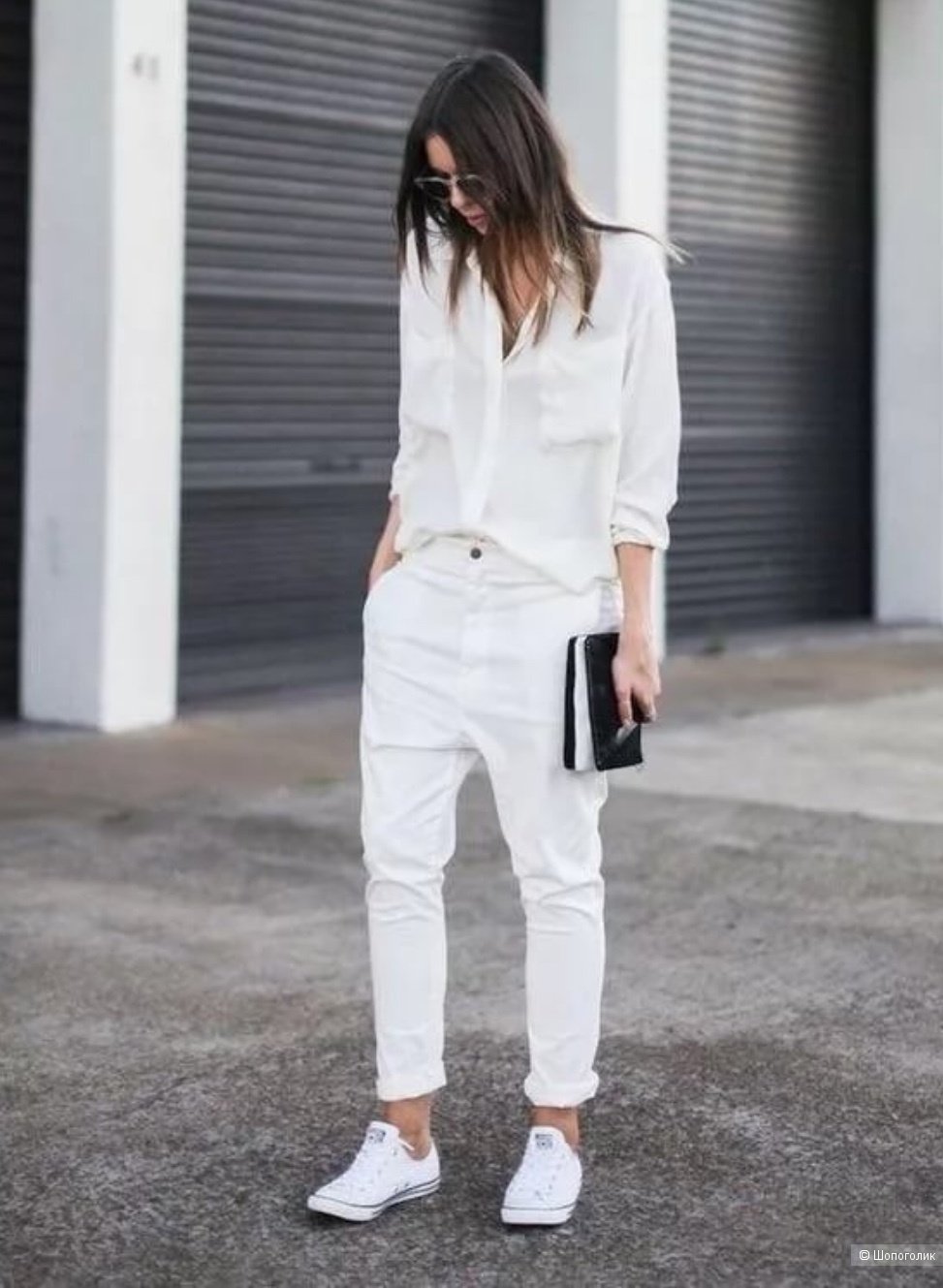 Белые брюки с белыми кедами