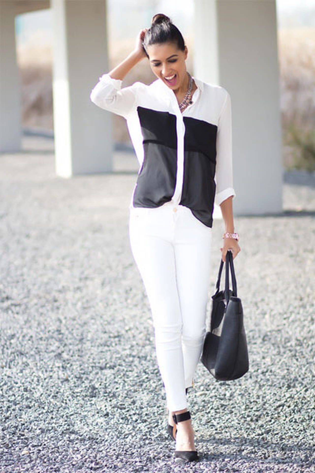 Черные брюки белая блузка. Белая блузка с брюками. Образы с блузкой. Стильный черно белый образ. Белая блузка и черные брюки.