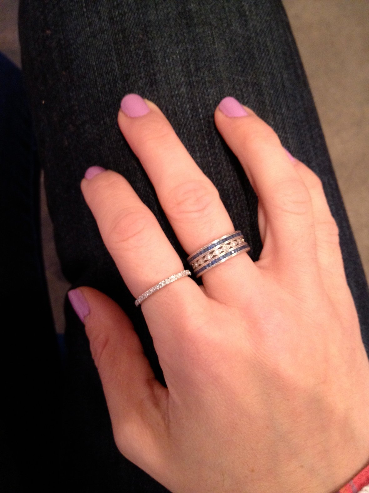 Какие кольца носят на среднем пальце женщины