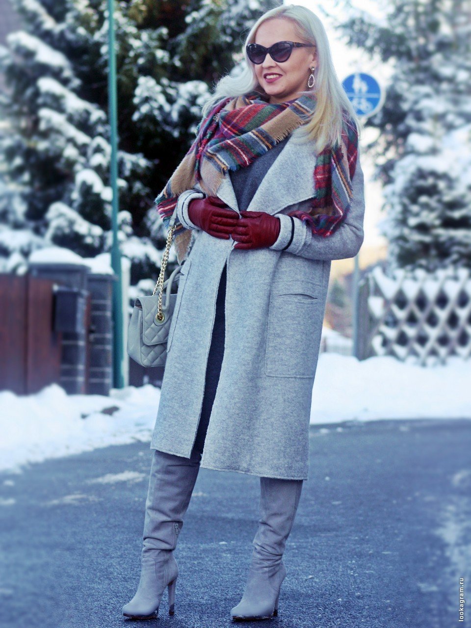 Светло серое пальто женское с каким шарфом носить