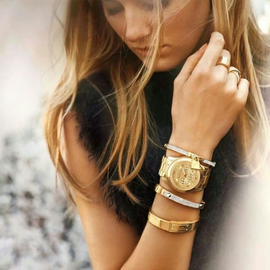 Фото часы на руке у девушки