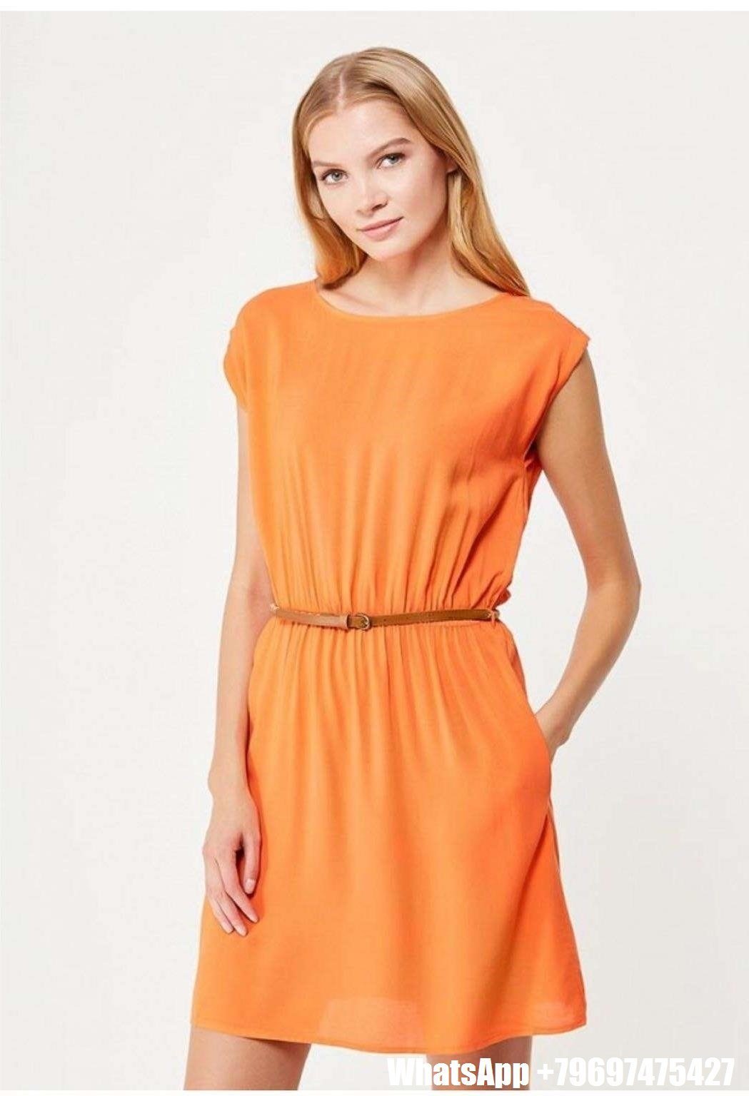 Платья женские простые. Оранжевое платье. Женщина в оранжевом платье. Платье летнее оранжевое. Летнее платье оранжевого цвета.
