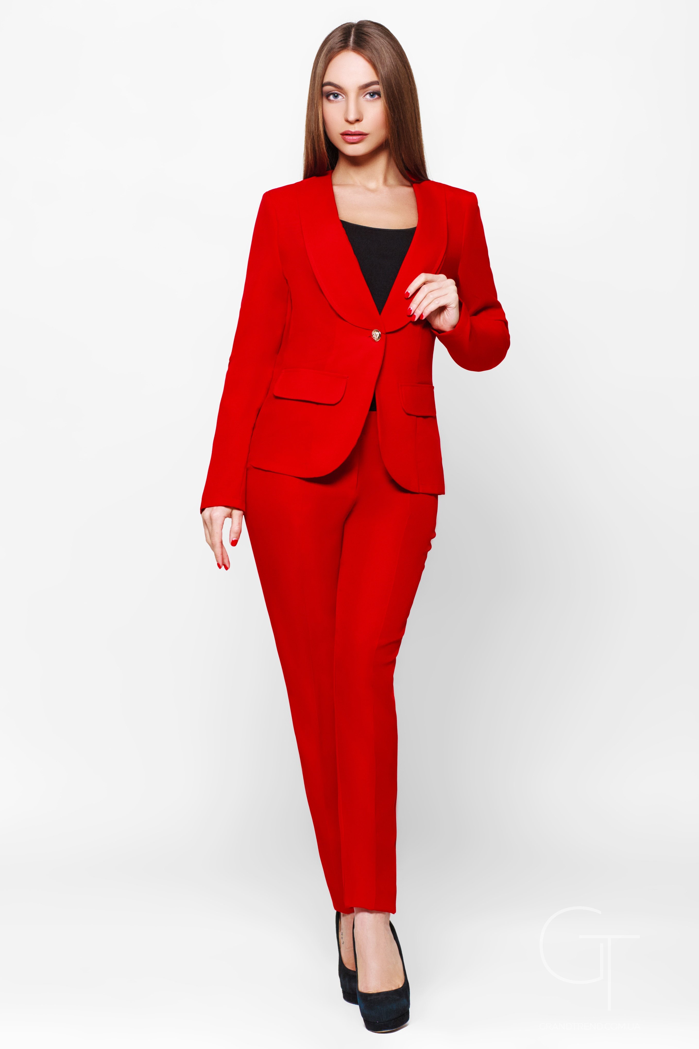 Красный деловой костюм