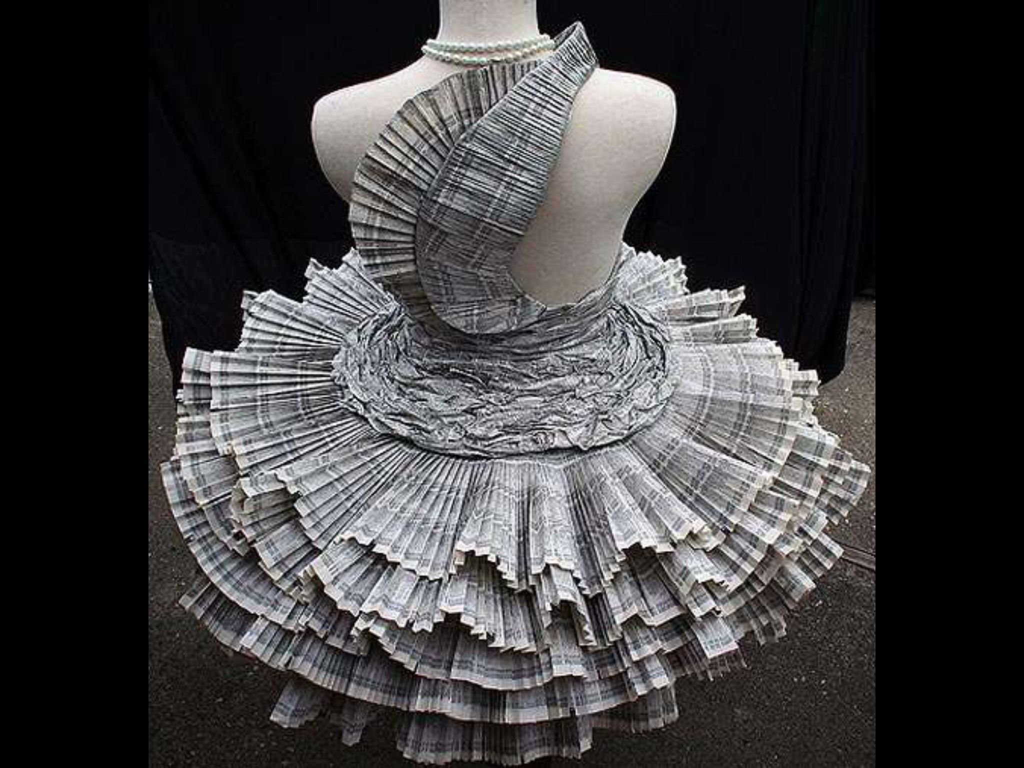 Из чего можно сделать платье. Бумажные платья. Платье из необычных материалов. Платья из нестандартных материалов. Платье из газет.