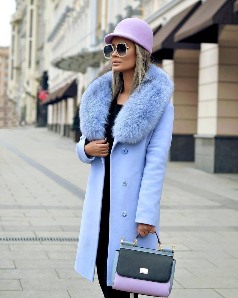 Модное голубое пальто