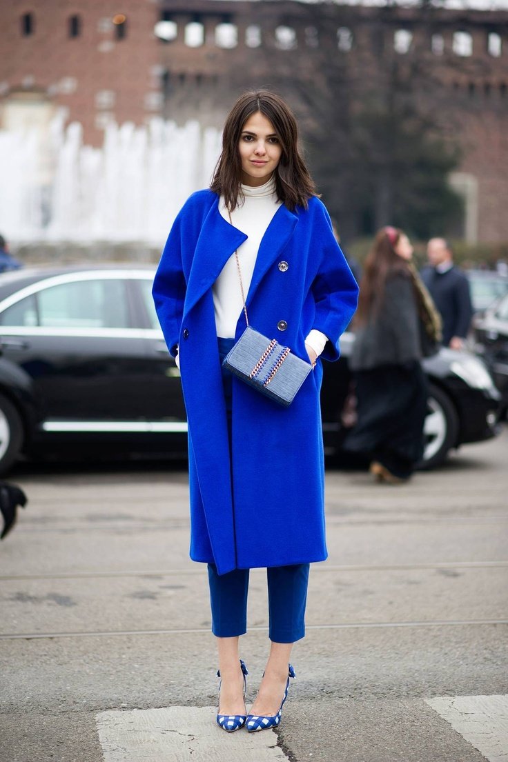 Сочетание синего пальто