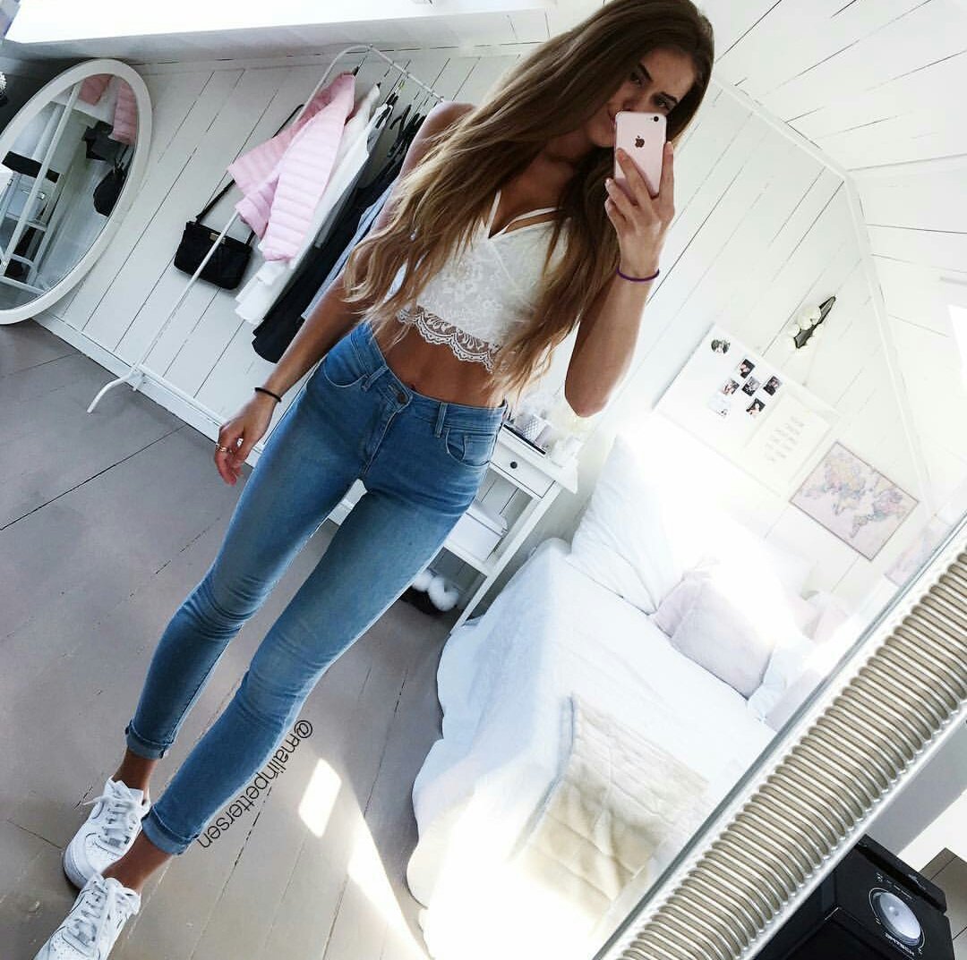 Красивые и стройные девушки в джинсах