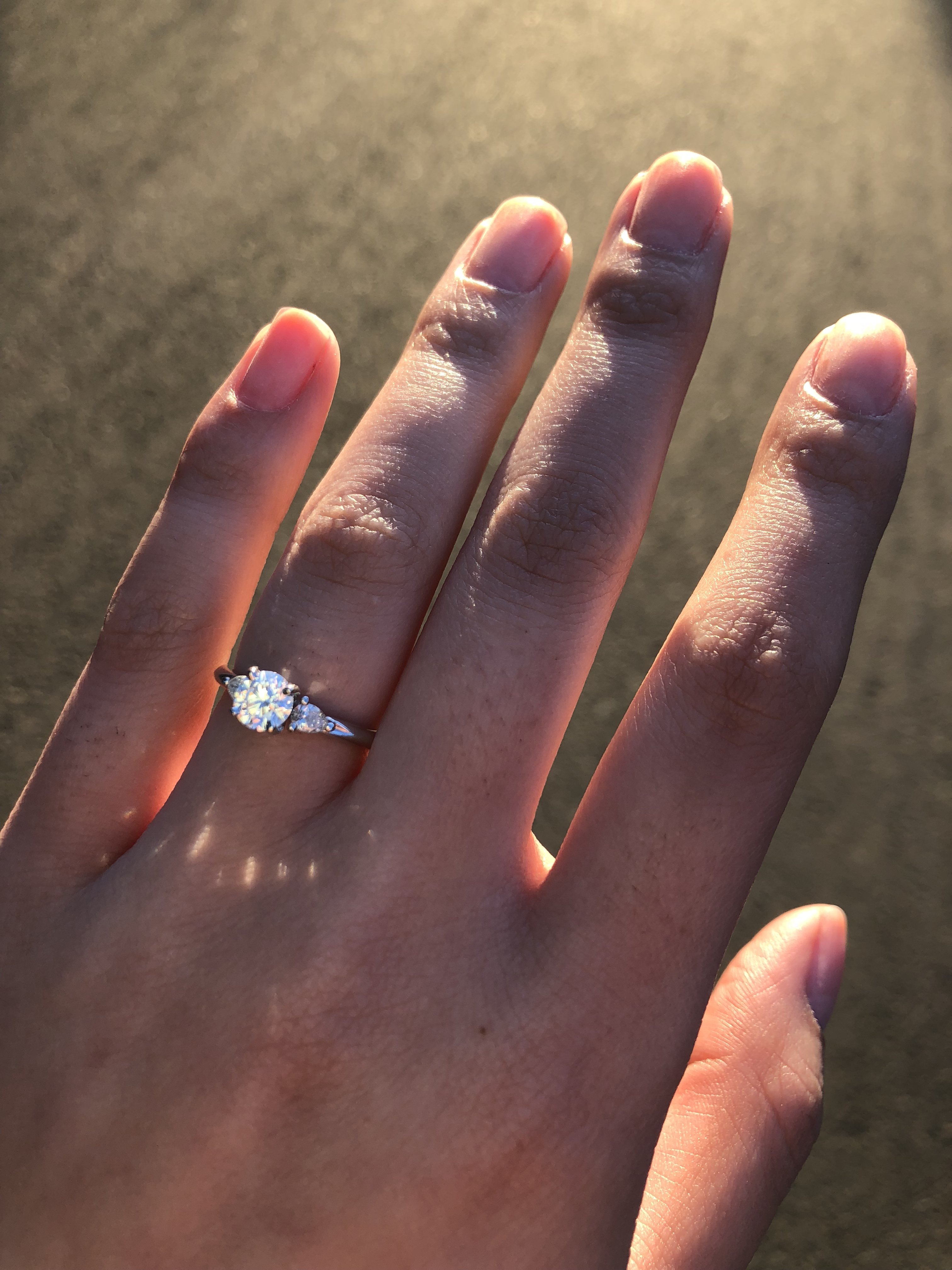 Понравились кольца. Обручальное кольцо на пальце. Красивое кольцо на пальце. Красивые кольца на руке. Кольцо обручальное женское на руке.