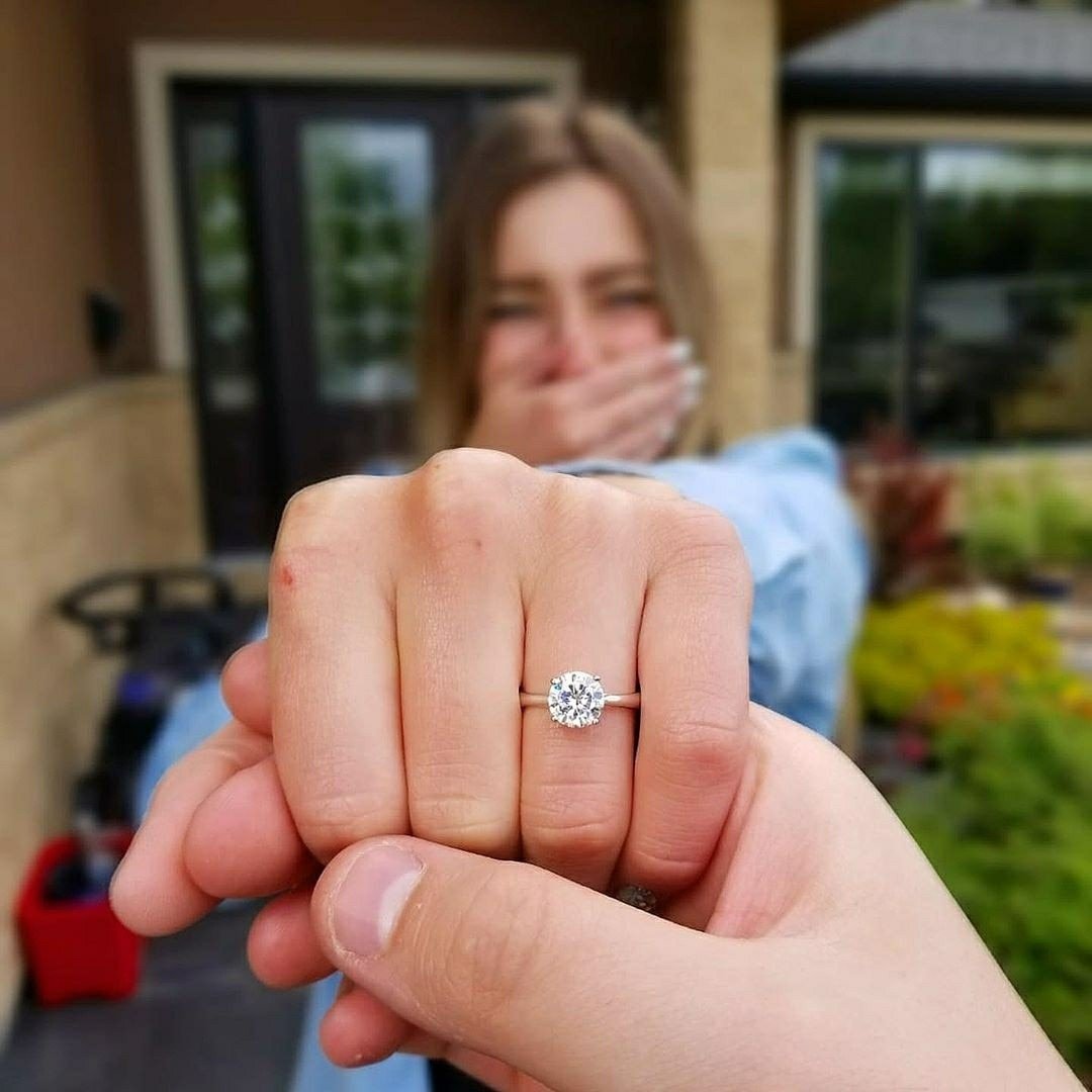 Красивое кольцо на руке девушке