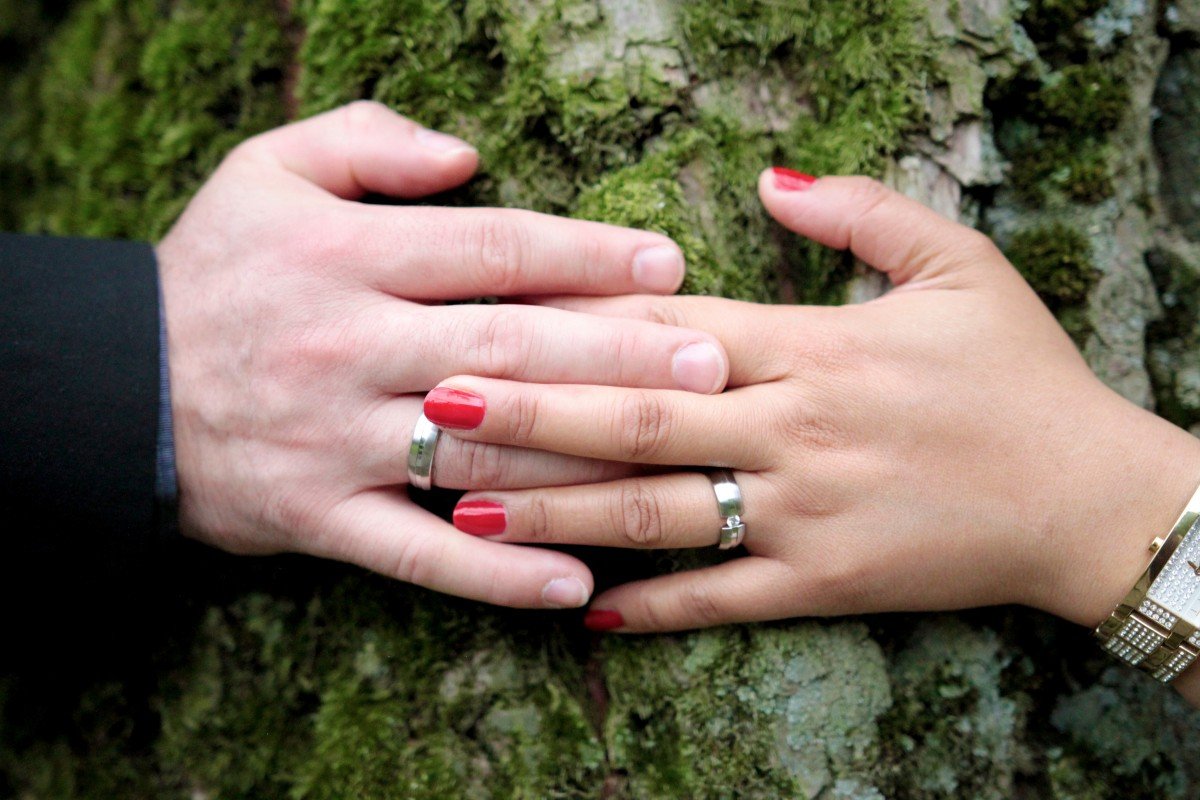 Кольцо обручальное на женской руке фото