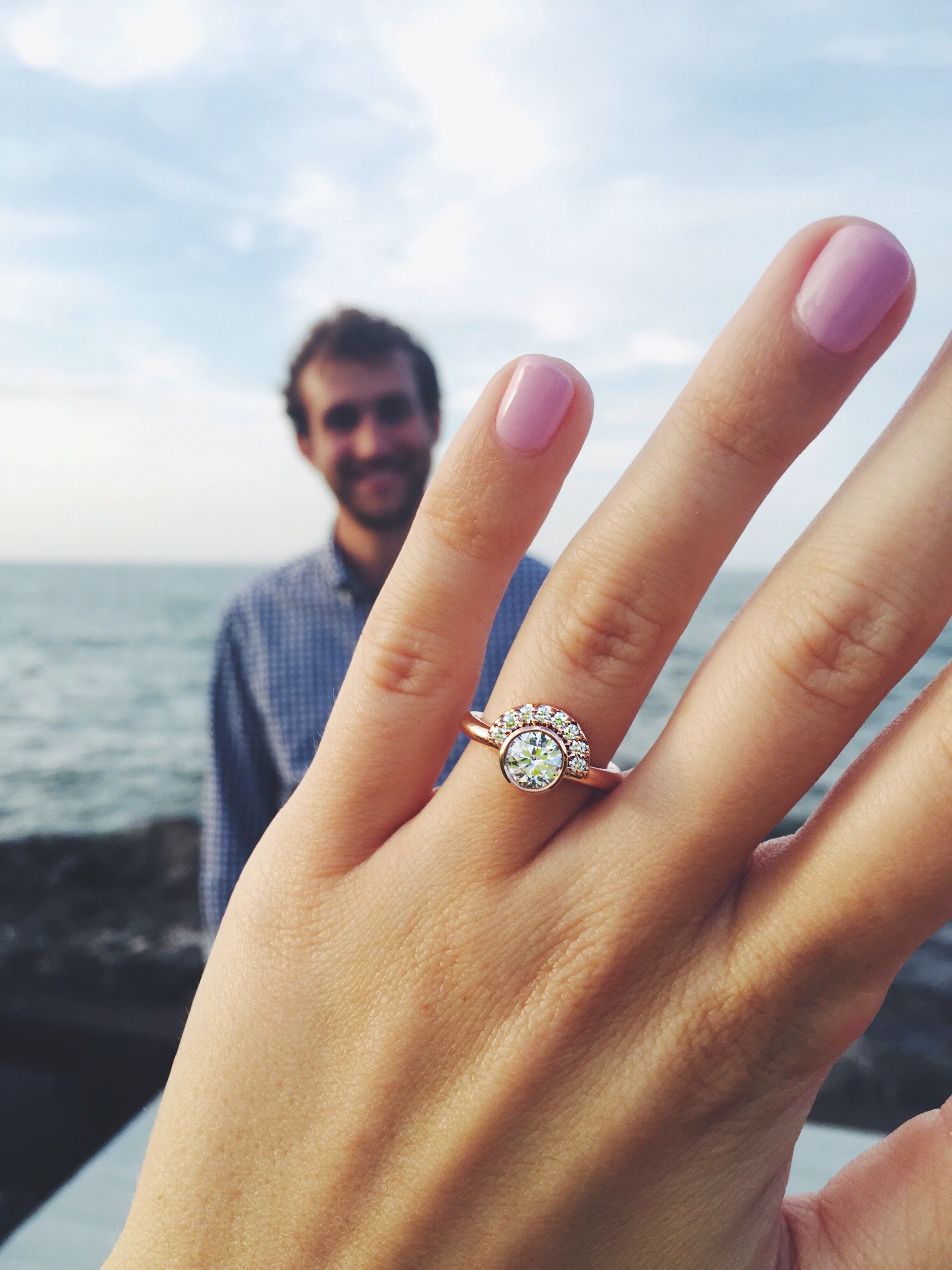 Обручальное кольцо на пальце фото девушки