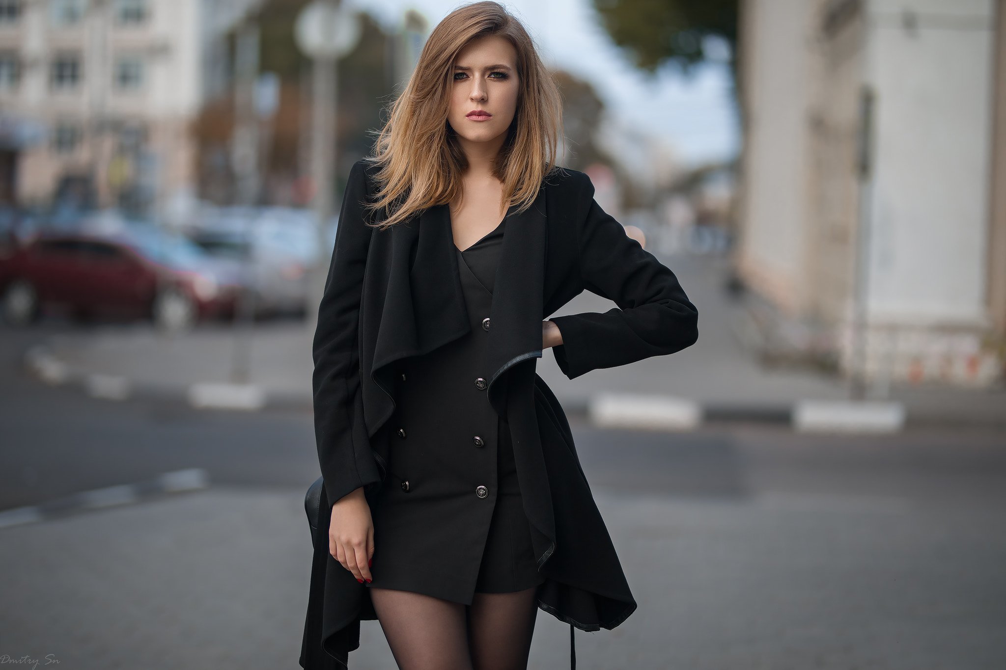 Женщина в пальто дома. Черное пальто. Девушка в пальто. Красивые пальто для девушек. Девушка в черном пальто.