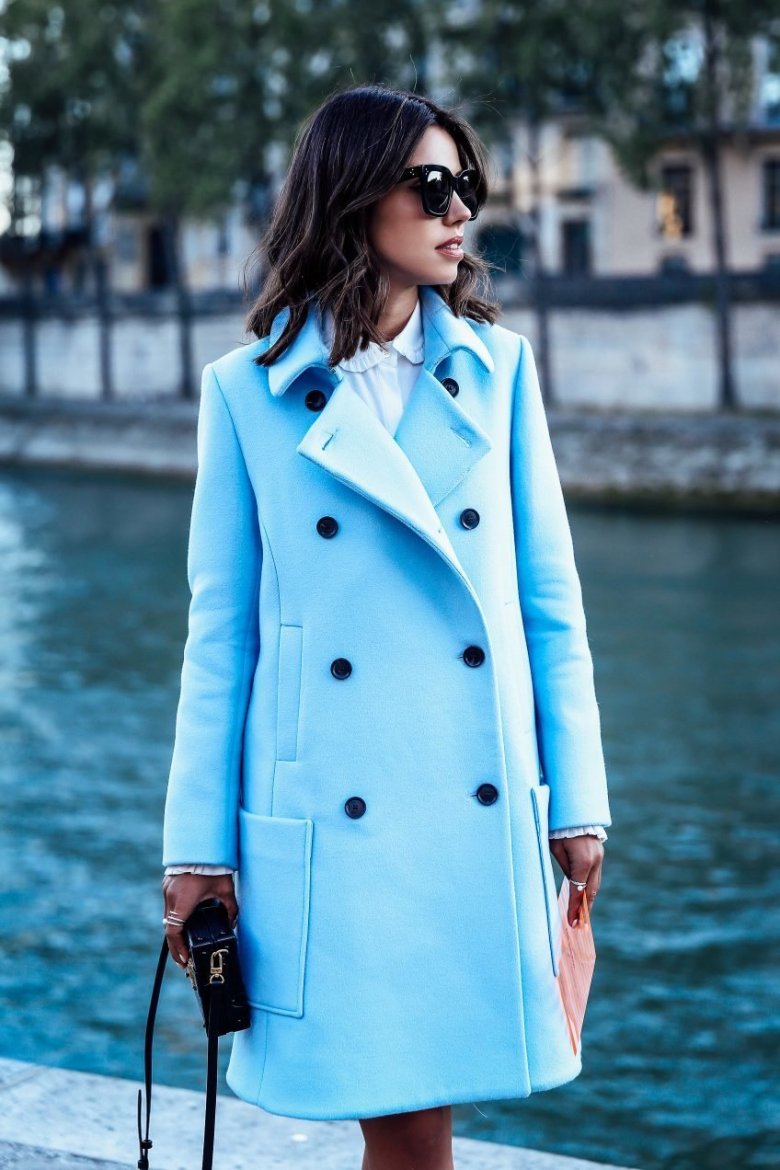 Голубое короткое пальто с чем носить