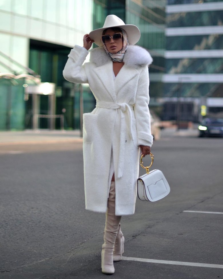 Женщины в белом пальто. Пальто тренд 2022. Белое пальто. Стильное белое пальто. Модное белое пальто.