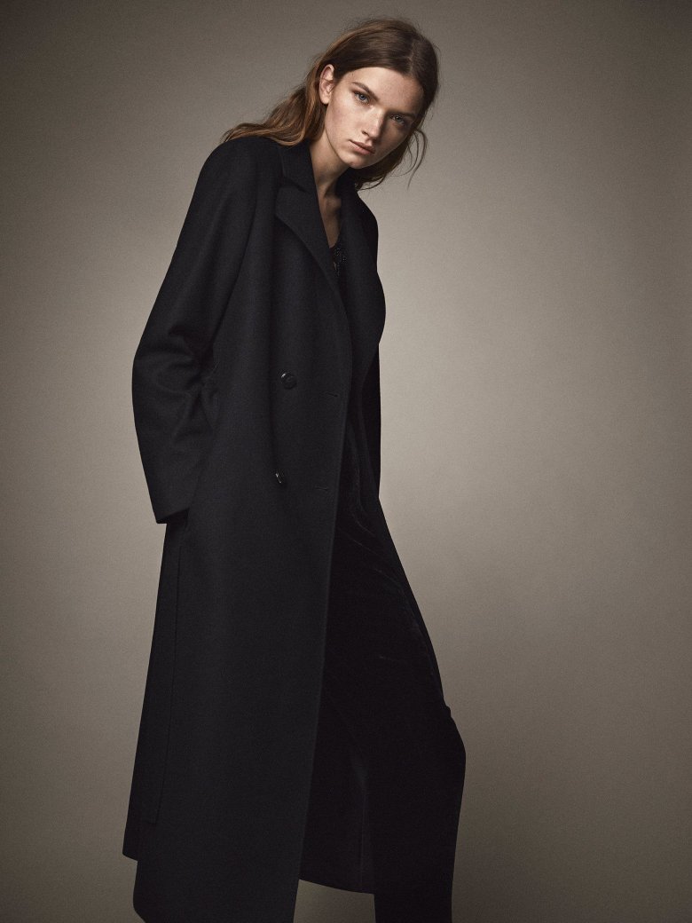 Модели в черном пальто