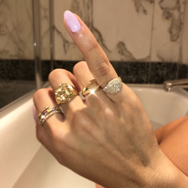 Широкие кольца из золота на руке