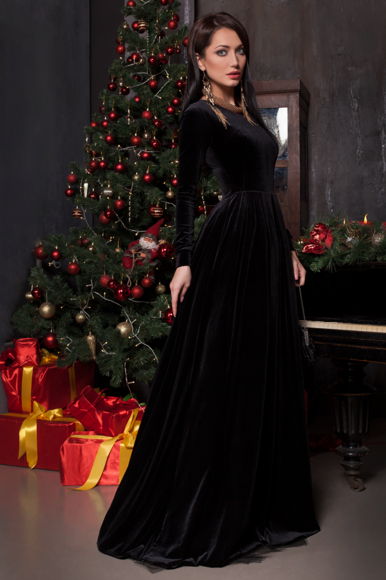 Длинное бархатное платье. Платье велюр бархат длинное Версаче. Чернок бархатные платье. Черное бархатное платье вечернее. Велюровые платья длинные.
