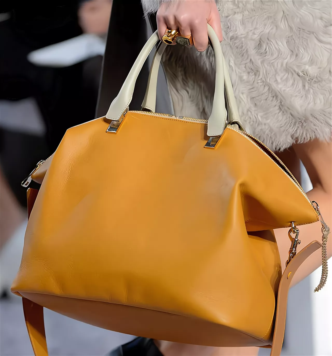 Модные тенденции сумок. Мода сумки 2023- 2024. Сумка Chloe 2023. Сумки Фенди осень зима 2021. Самые стильные сумки.