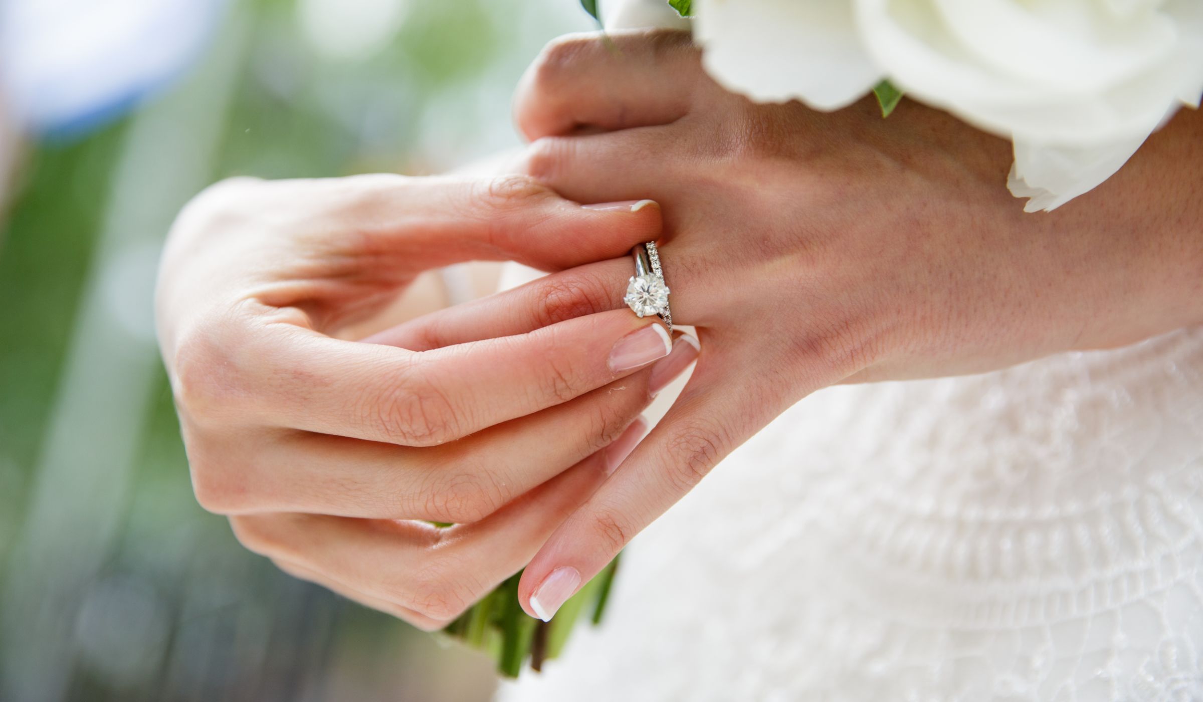 Свадебные кольца на руках (81 фото) .