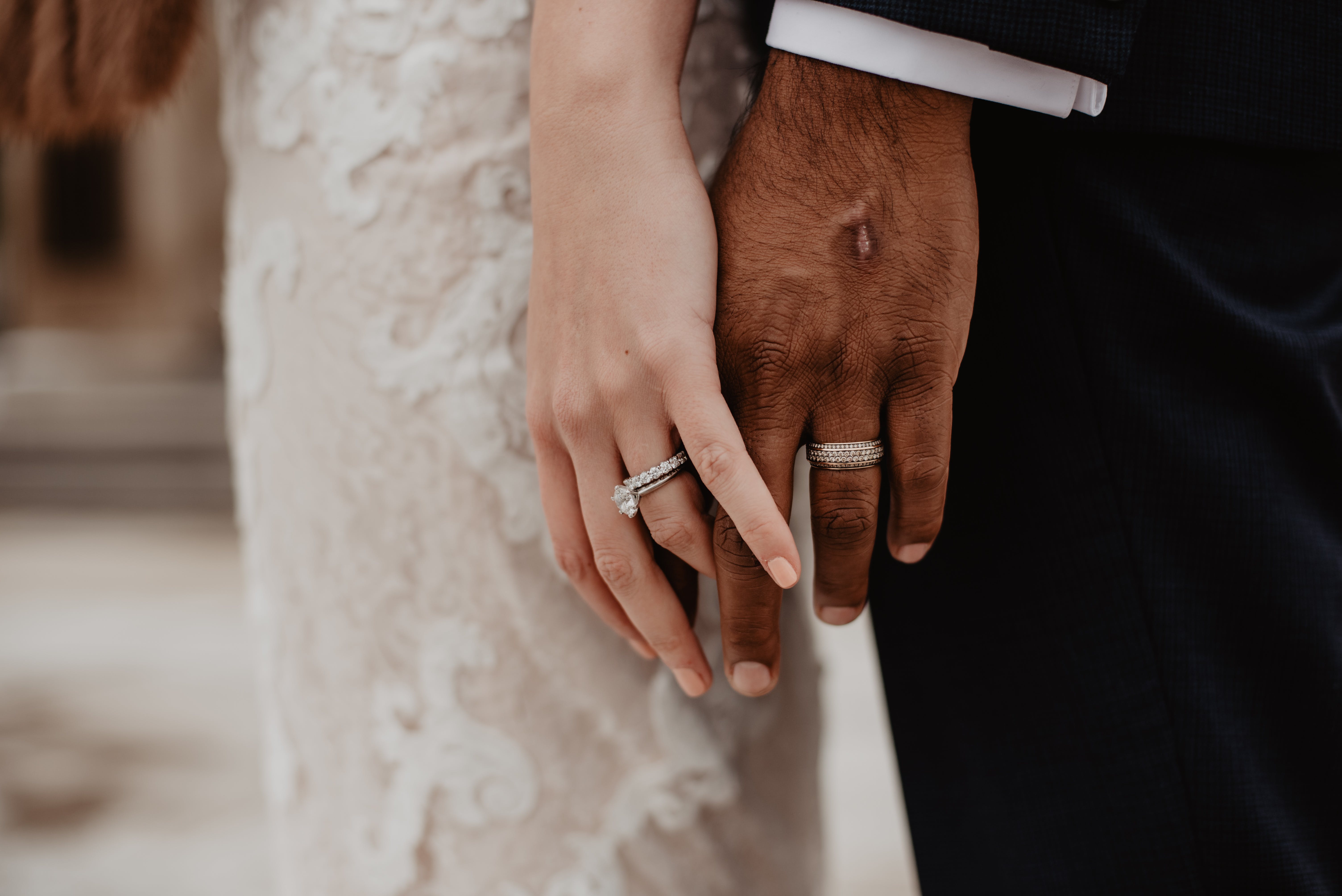 Обручальные кольца руки мужчины и женщины