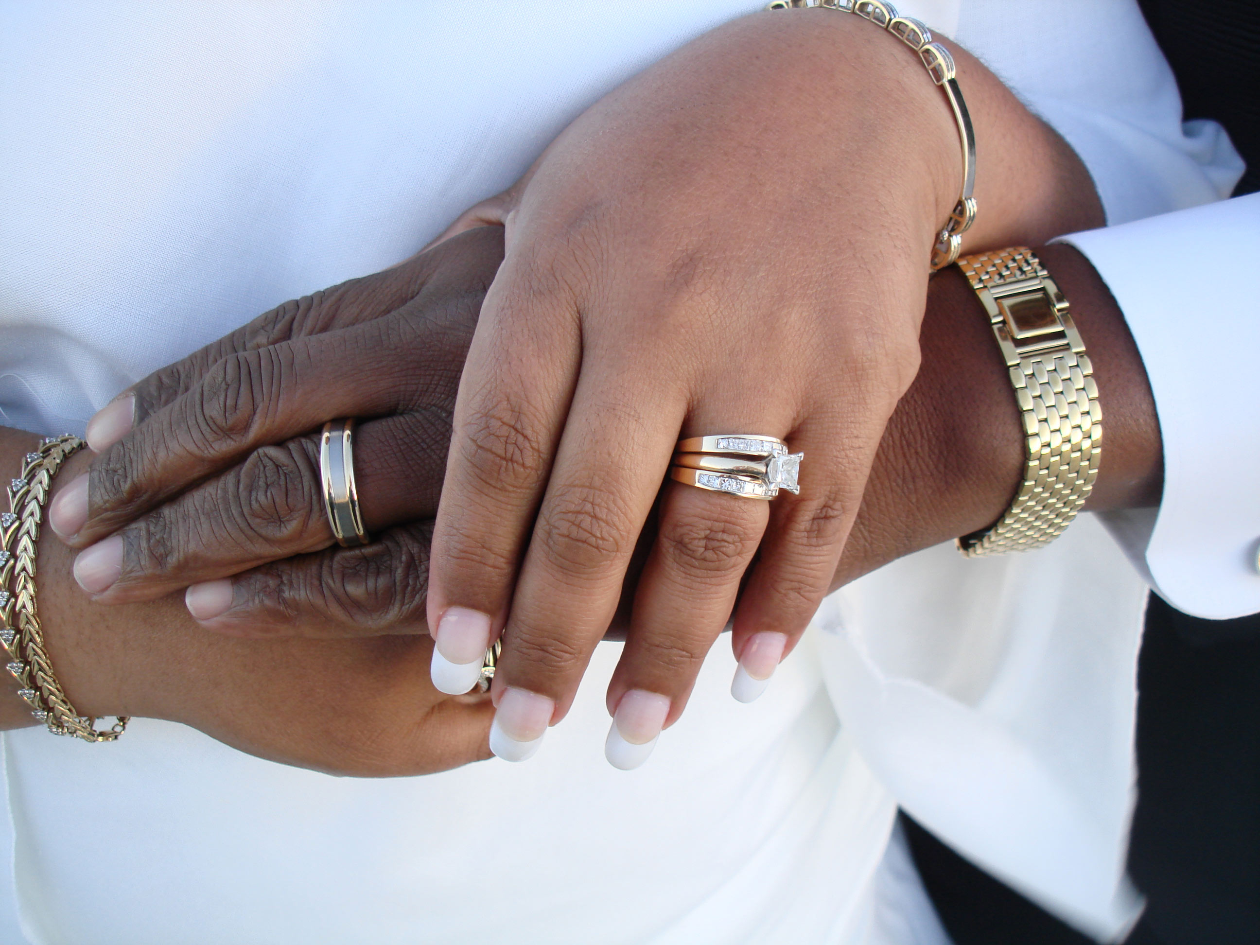 Муж и жена кольца на руках